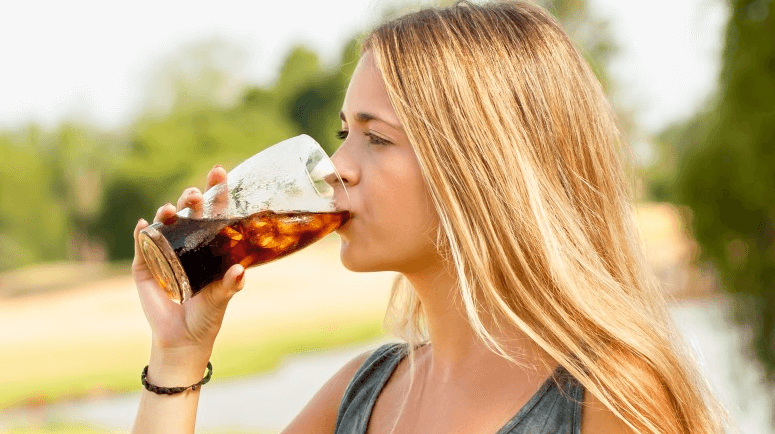 woman drinking diet soda